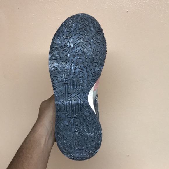 Nike Kyrie 4 Low “Pale Coral” - Picture 11 of 17